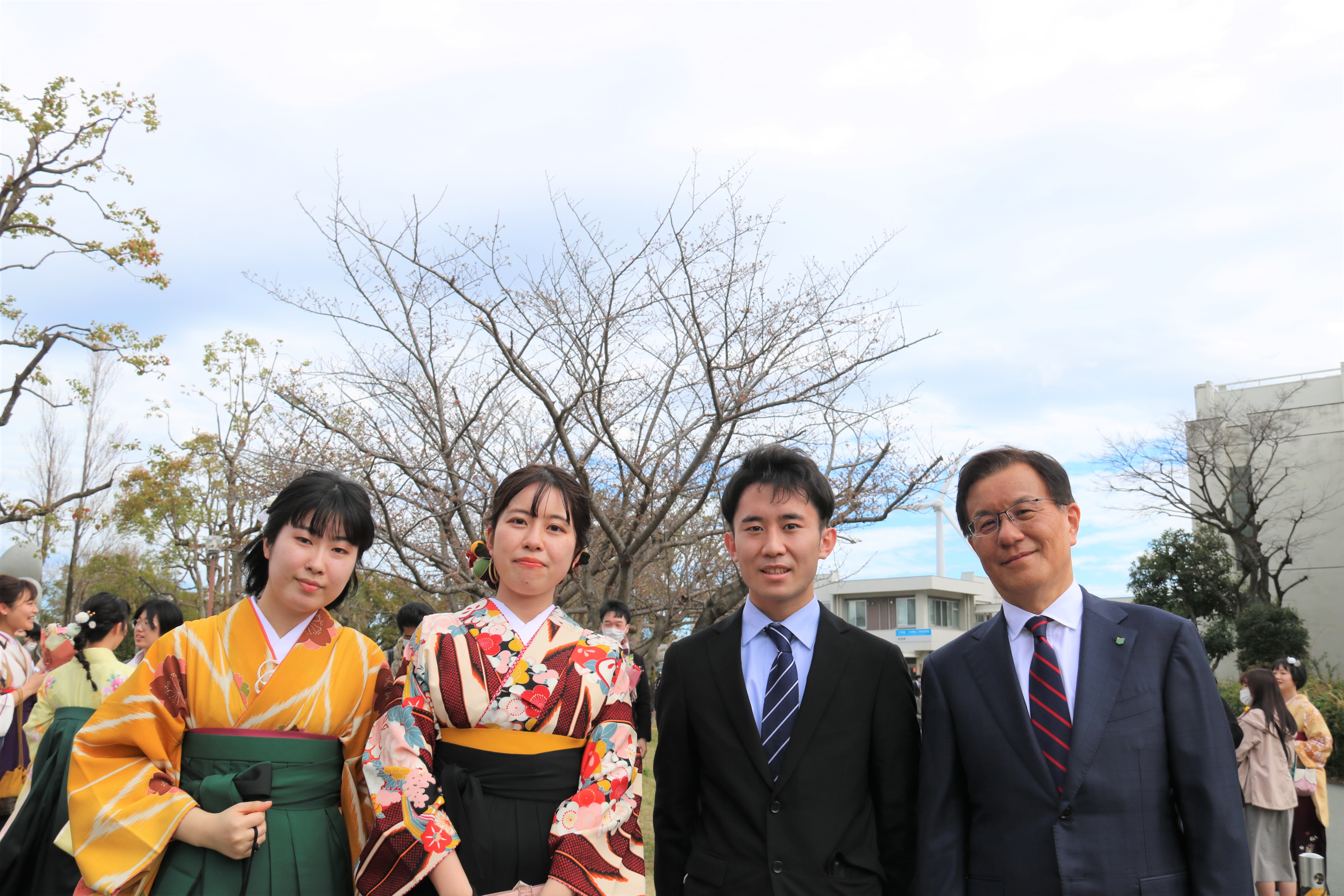 卒業生さんと学長の様子③