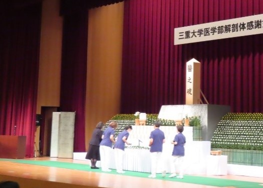 献花を行う参列者