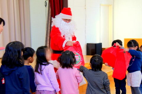 附属幼稚園にサンタクロース