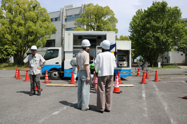 巨大地震体験車を体験する様子
