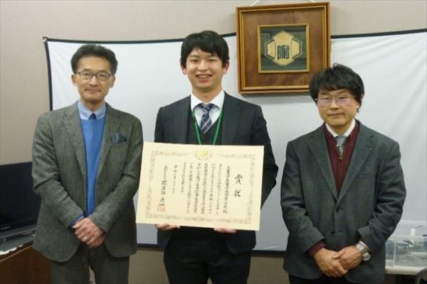 左から、松浦直己小学校長、前田昌志教諭、荻原 彰教授