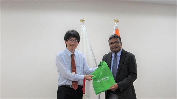 在大阪・神戸インド総領事のニキレーシュ・ギリ氏（右）と金子聡国際交流センター長（左）
