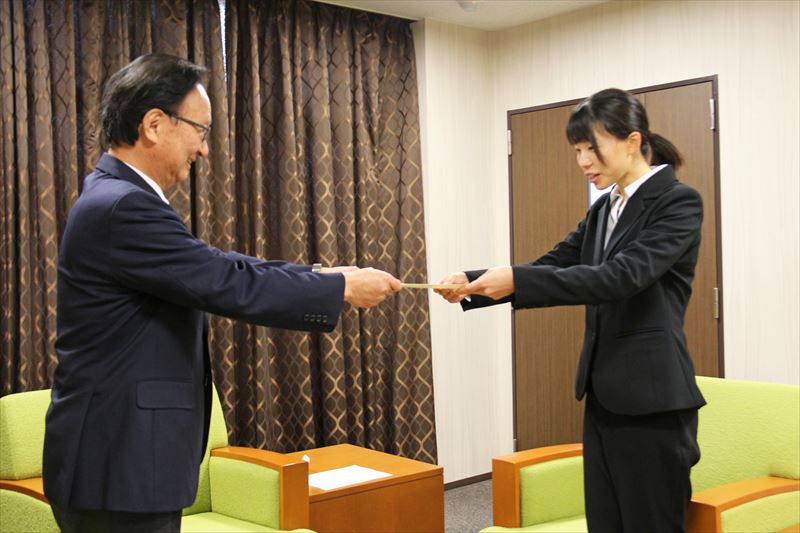 駒田学長から表彰状を受け取る香山さん