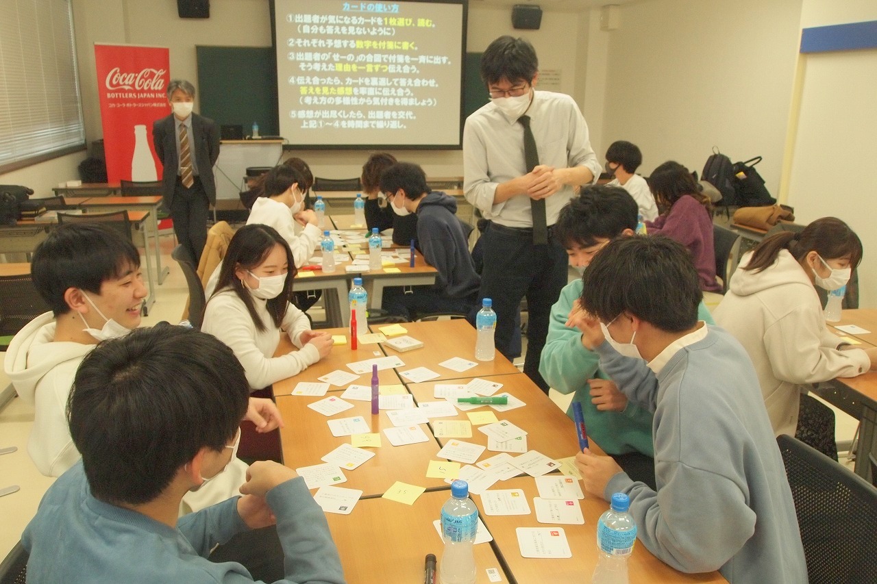 盛り上がる学生の様子