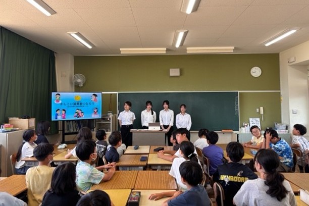 小学校で授業を行う学生の様子