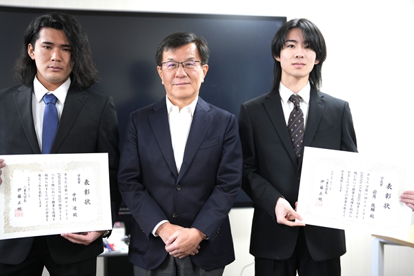 表彰状を手にする前角さんと中村さん、伊藤学長