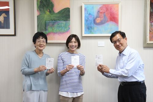 写真右から、伊藤学長、松田学長補佐、村田副学長当