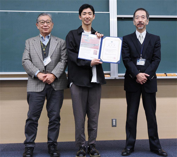 左から木村清志名誉教授、鈴木啓氏