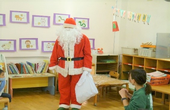 附属幼稚園にやってきた三重大サンタ