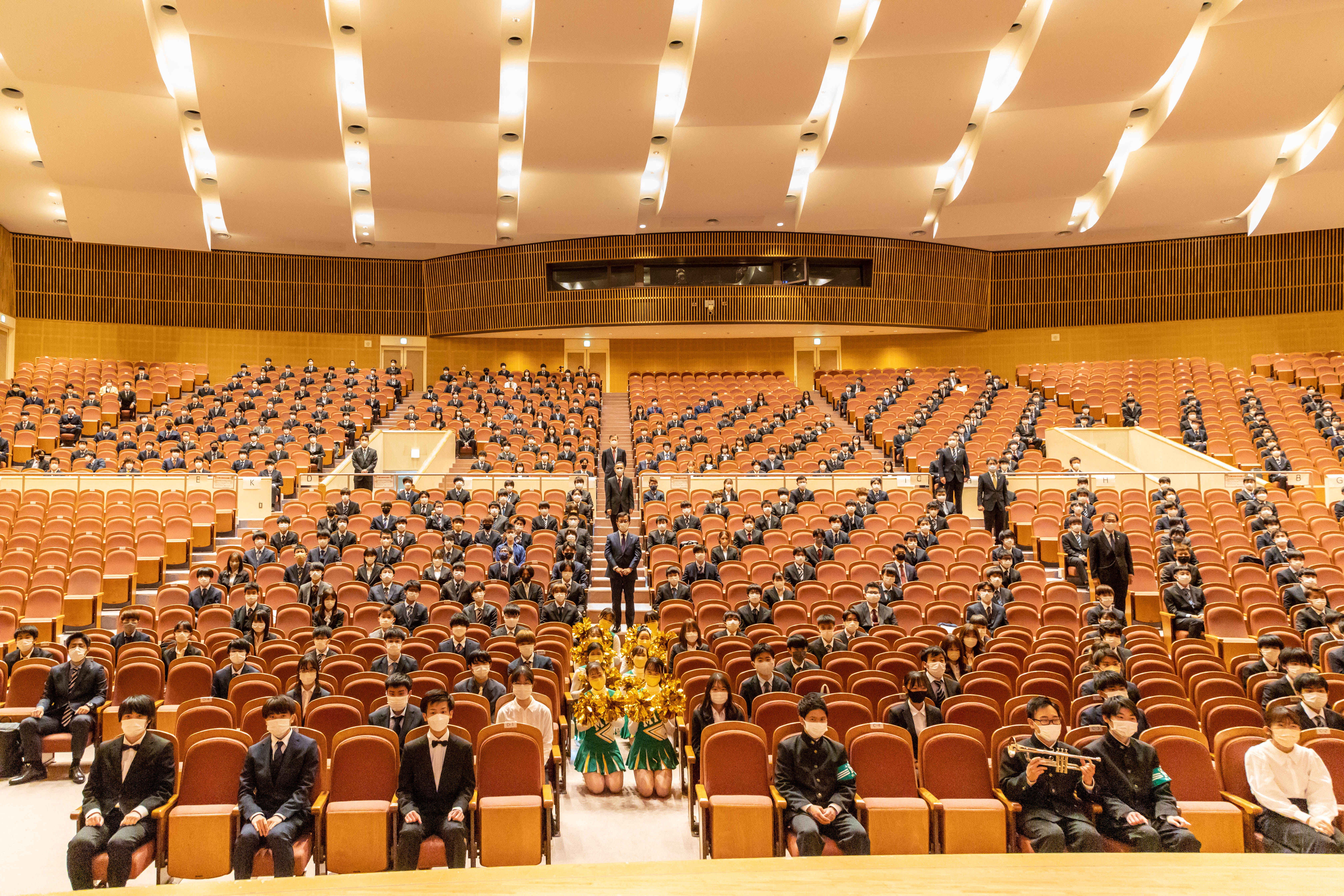 会場にいる新入生と写真撮影