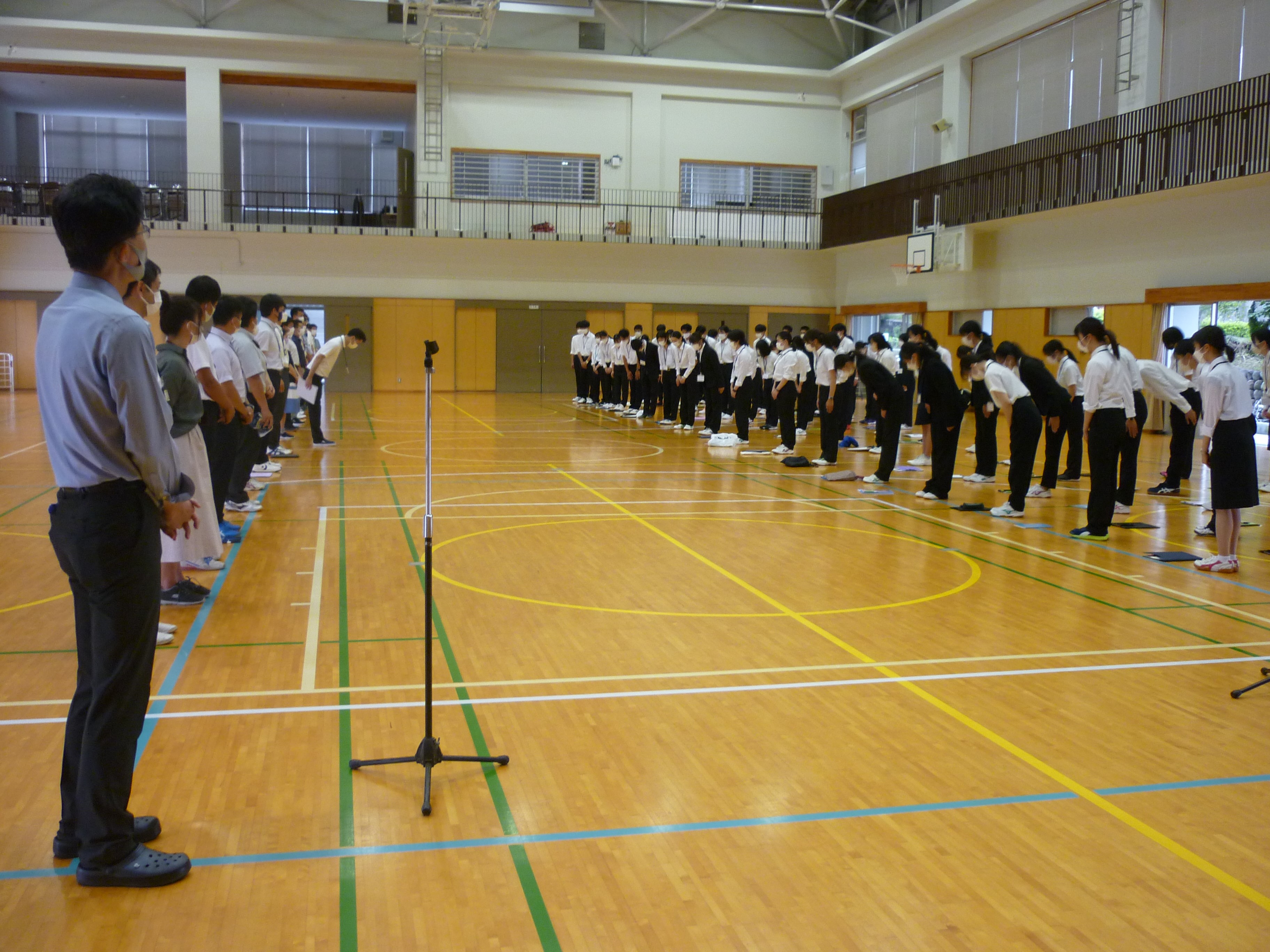 着任式に参加している実習生たち