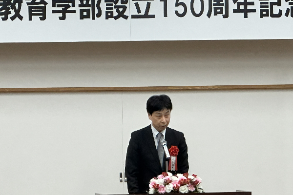 局長祝辞を代読する村尾国立大学法人支援課長