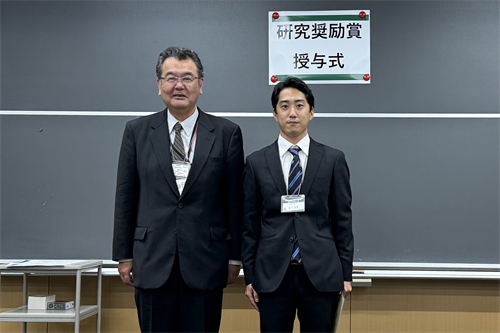 菱川さん（写真右）と担当教員（写真左）