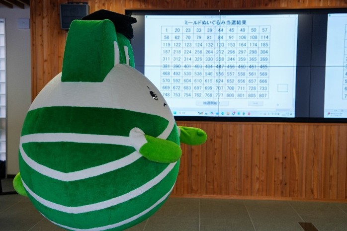 当選番号が表示されたモニターとミールド