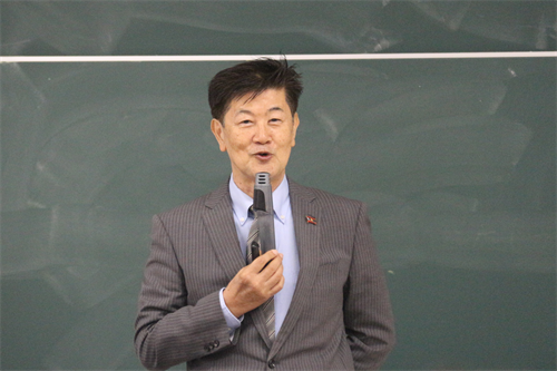 鈴木氏