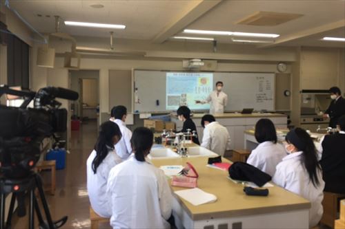 学生に指導する様子