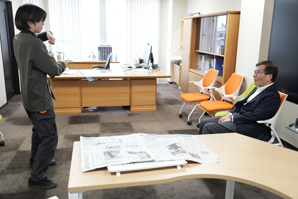 学長に技を披露する谷さん