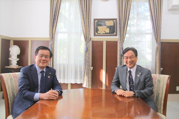 伊藤学長（左）と奥村研究科長（右）
