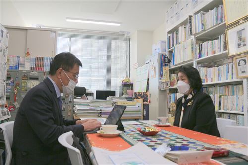 伊藤学長（写真左）と朴特命副学長（写真右）