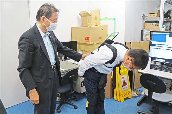 作業用姿勢アシスト技術を身に着ける伊藤学長