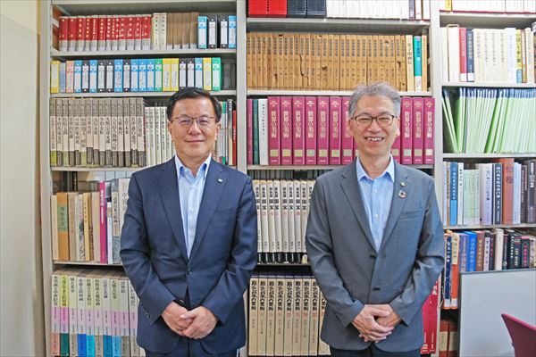 伊藤学長（左）と藤田人文学部長（右）