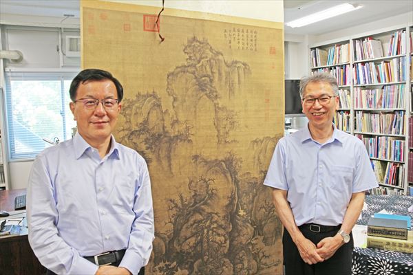 伊藤学長（左）と藤田人文学部長（右）