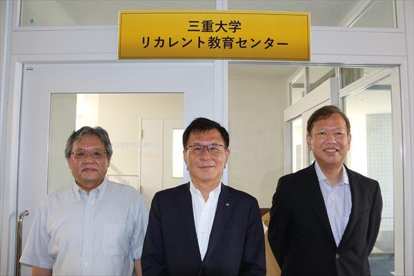 小林研究科長（左）、伊藤学長（中央）、尾西理事（右）
