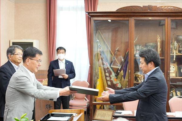 ★20240730_渡邉文二奨学金寄付感謝式・奨学生採用決定通知書伝達式 (25)_R.JPG