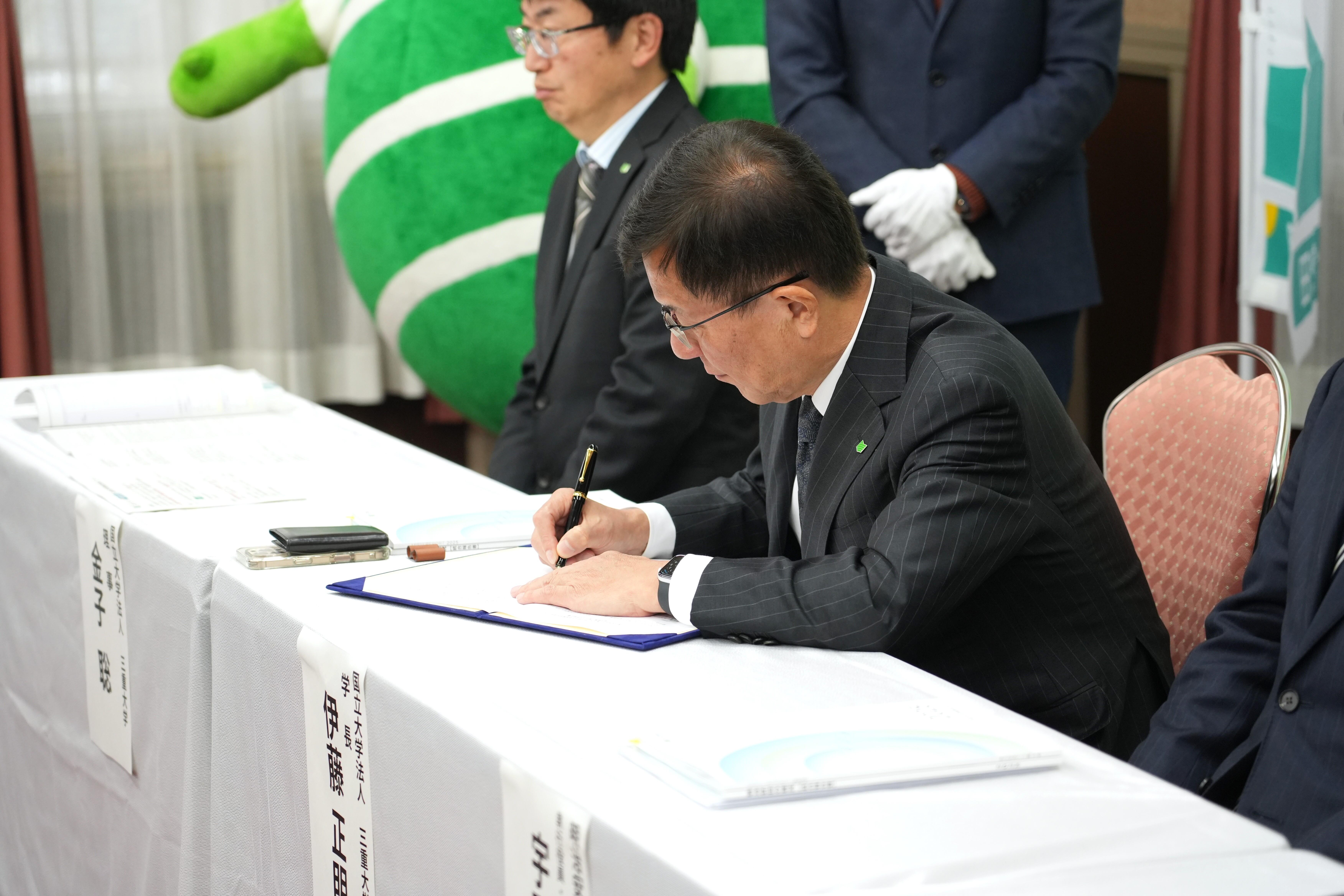 明治安田生命との産学連携包括協定締結式 (2).JPG