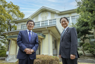 駒田学長（写真右）と伊藤新学長（写真左）