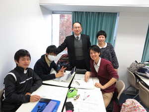 伊藤先生、後藤先生もグループ討議を見守っています。