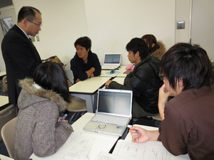 伊藤先生のアドバイスをみんな熱心に聞いています。